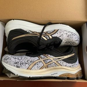 NWOT Never Worn! ASICS Gel Pulse 11 running shoes